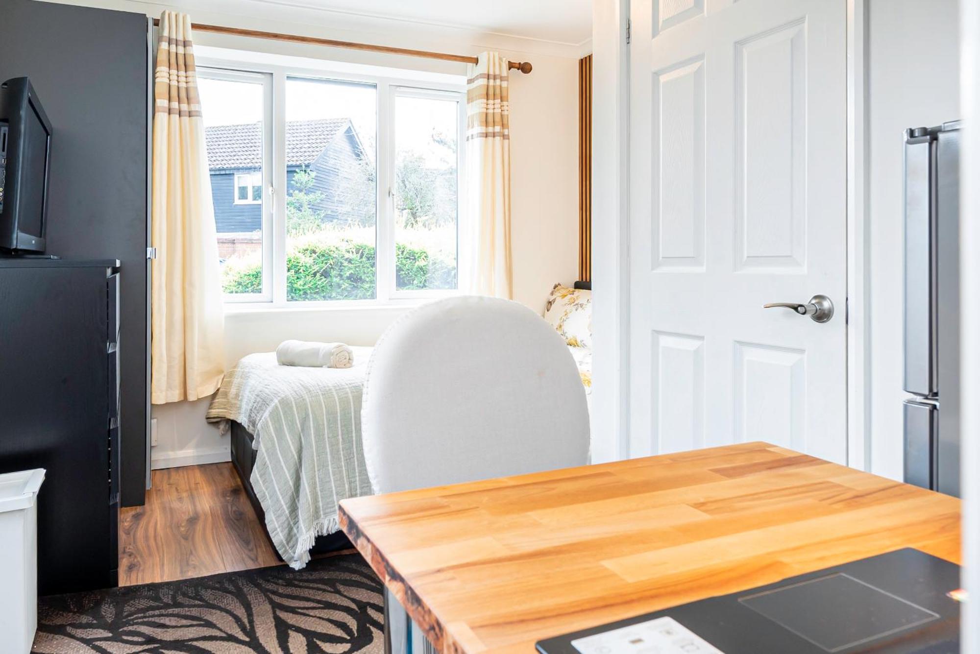 Earley Luxury Ensuite Room With Private Entrance Ридинг Экстерьер фото
